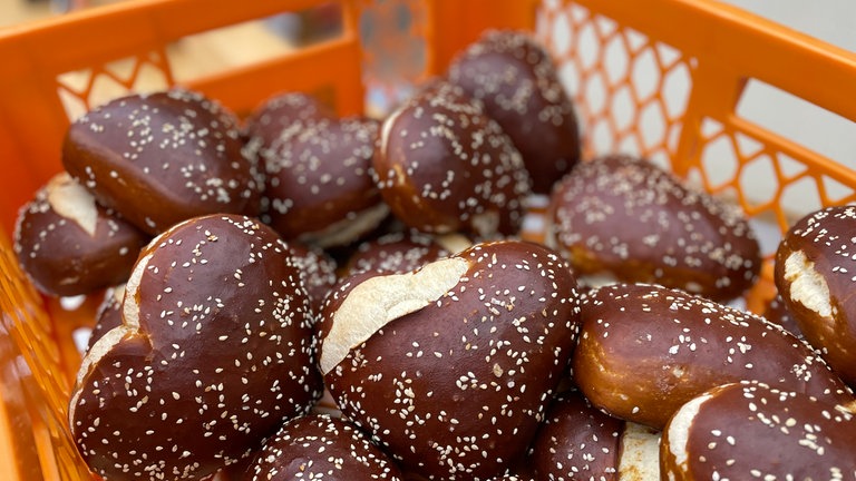 Körbeweise Laugenherzen werden jeden Tag gebacken.