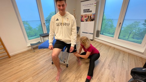 Konzept aus Neurologie und Trainingstherapie: Lukas Rohfleisch macht im Reha Zentrum Mittelbaden spezielle Übungen.