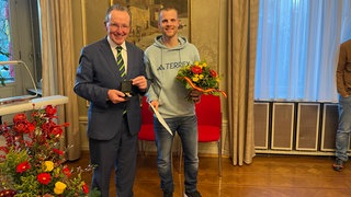 Der Karlsruher Kultur-Bürgermeister Albert Käuflein mit dem Preisträger Tim Gruber. 