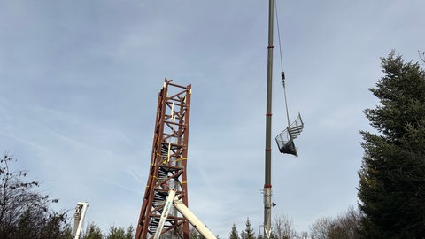 Der Aussichtsturm Hohe Warte in Pforzheim steht nur noch zum Teil. Wegen erheblicher Schäden muss er zurückgebaut werden.