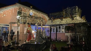 Familie Wieschollek schmückt ihr Haus zur Weihnachtszeit.