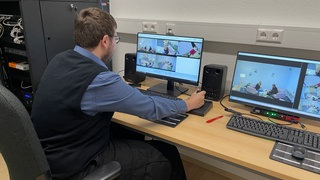 So könnte es im Technikraum künftig bei Vernehmungen im Opferzeugenvernehmungszimmer aussehen: Ein Mitarbeiter des Amtsgerichts stellt die Szene nach.