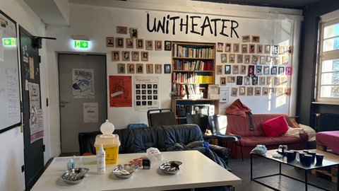 Der Raum des Unitheaters am KIT wird zur Impfkabine umfunktioniert.
