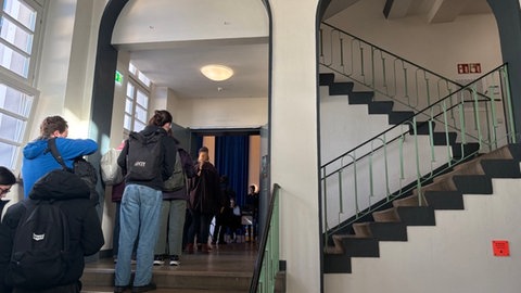 Studierende am KIT stehen für Grippe-Impfung an. 