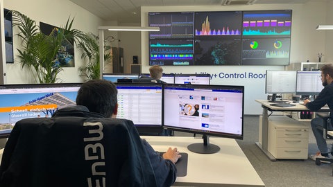 Die EnBW hat ihre erste zentrale Leitstelle zur Überwachung ihres Schnellladenetzes eröffnet.