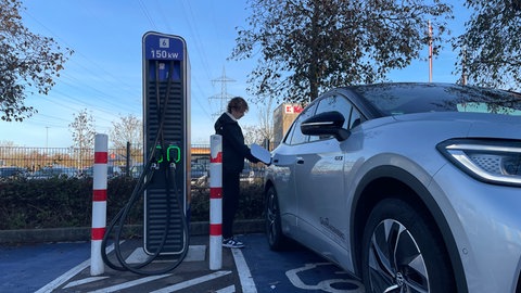 Die EnBW hat ihre erste zentrale Leitstelle zur Überwachung ihres Schnellladenetzes eröffnet.