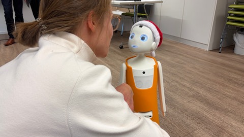 Roboter "navel" soll im Seniorenzentrum Knielingen der AWO unterstützen