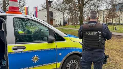 Auf einer Baustelle in Karlsruhe war eine Weltkriegsbombe gefunden worden: Ein Polizist steht in der Nähe des Fundorts