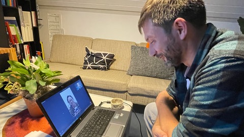 Jeden Tag telefoniert Sebastian mit Catherine