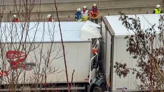 Unfall auf A8 bei Karlsbad: Ein Lkw prallt in einen anderen, Fahrerkabine zerstört