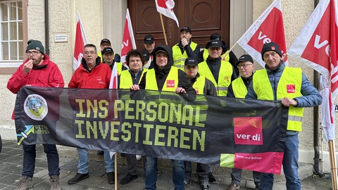 Busfahrer protestierten vor dem Baden-Badener Rathaus gegen die geplanten Kürzungen im ÖPNV.
