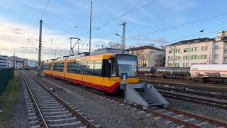 Eine Bahn steht auf einem Abstellgleis am Bahnhof Pforzheim.