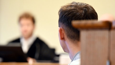 Ein 23-jähriger Autofahrer steht in Bruchsal wegen eines Unfalls mit Todesfolge vor Gericht