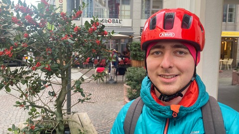 Janek fährt zum Weihnachtsfest zu seinen Eltern in den südlichen Schwarzwald. 