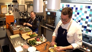 Sterneköche Nicolai Wiedmer (links) und Malte Kuhn kochen Weihnachtsgerichte für unter 20 Euro pro Person.