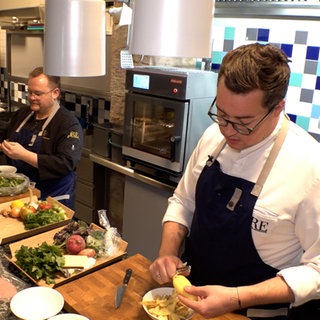 Sterneköche Nicolai Wiedmer (links) und Malte Kuhn kochen Weihnachtsgerichte für unter 20 Euro pro Person.