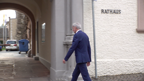 (Archivbild) Baden-Badens Oberbürgermeister Dietmar Späth vor dem Rathaus: Das Regierungspräsidium Karlsruhe hat entschieden, dass er dienstunfähig ist.