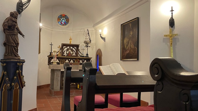 In der Kapelle liegt einer der adeligen Schlossbesitzer begraben.