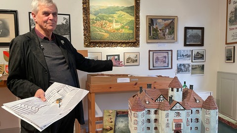 Karl Keller informiert Besucher im Rebland Museum in Baden-Baden Steinbach zur Geschichte des Schlosses.