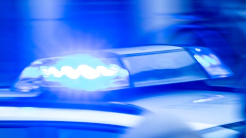 In Stutensee ist auf geparkte Autos geschossen worden: ein Polizeiauto mit Blaulicht (Symbolbild)