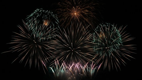 Ein großes, buntes Feuerwerk explodiert am Nachthimmel. Die Silvesternacht in der Region ist größtenteils friedlich verlaufen. Feuerwehr und Polizei mussten dennoch zu hunderten Einsätzen ausrücken. 