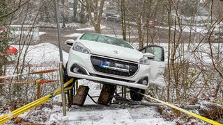 Ein Auto hängt an einem Treppengeländer in Karlsruhe-Durlach.