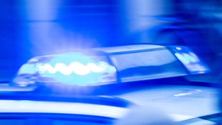 Ein Streifenwagen der Polizei mit Blaulicht: Ein jugendlicher Autofahrer ist in Karlsruhe vor der Polizei geflüchtet (Symbolbild)