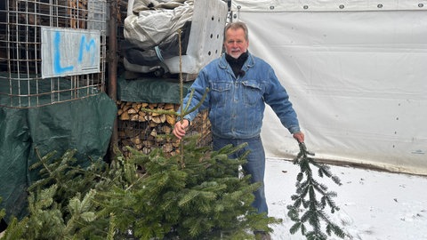 Manfred Lamm verkauft Weihnachtsbäume in Kappelrodeck, einen nicht verkauften hält er in der Hand
