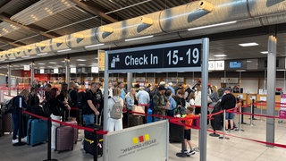 Passagiere haben Flüge am Flughafen Karlsruhe Baden-Baden verpasst.