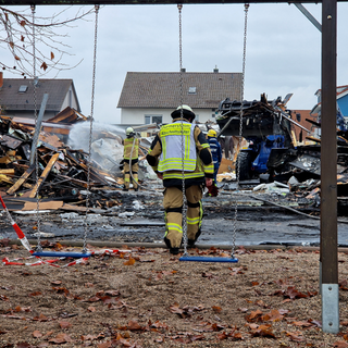Die Feuerwehr bei den Lösch- und Aufräumarbeiten an der Kita in Durmersheim