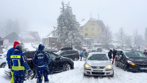 Autos bleiben an der Schwarzwaldhochstraße im Schnee stecken.