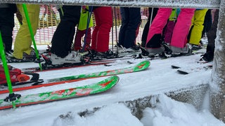 Eine Warteschlange von Skifahrern an einem Skilift im Nordschwarzwald.