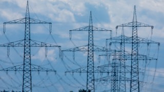 In der Pforzheimer Oststadt gab es enen Stromausfall. Strommasten stehen vor einem Umspannwerk. (Symbolbild)