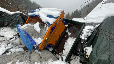 Abgerutschter Schneepflug an einer Hauswand in Forbach.