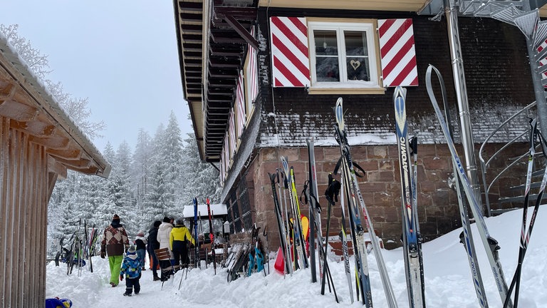 Die "Darmstädter Hütte" im verschneiten Nordschwarzwald.