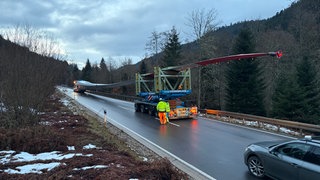Schwertransporter mit Rotorblatt abgerutscht