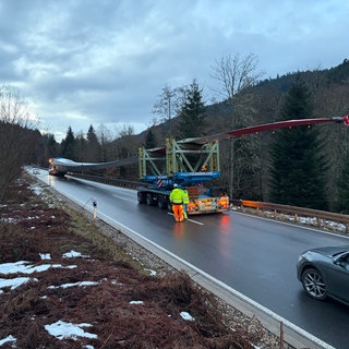Schwertransporter mit Rotorblatt abgerutscht