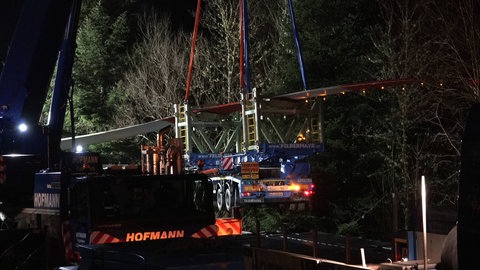 Am frühen Donnerstagmorgen wird der abgerutschte Schwertransporter mit Rotorblatt an der B294 geborgen.