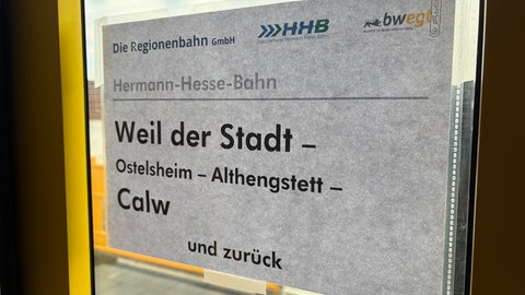 Ein Schild, das die Stationen der Hermann-Hesse-Bahn zeigt. 
