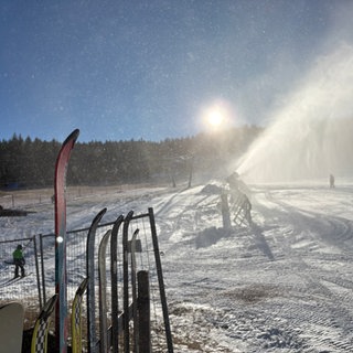 Am Mehliskopf wird die Skipiste künstlich beschneit.