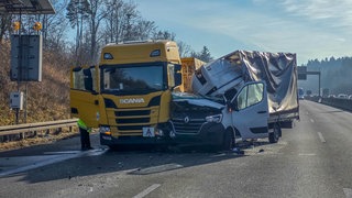 Unfall auf der A8 bei Pforzheim mit mehreren LKW