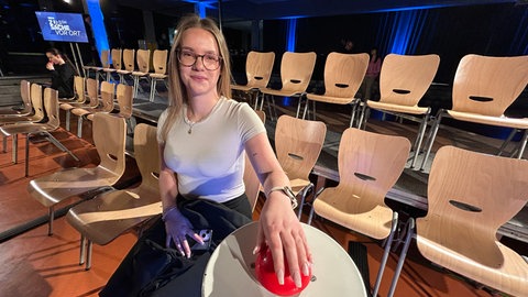 Liane Erich am Buzzer am "Hä"-Buzzer der "Zur Sache! Baden-Württemberg"-Sondersendung in Karlsruhe.