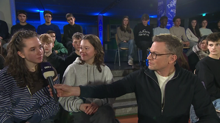 Eine Schülerin stellt bei der "Zur Sache! Baden-Württemberg"-Sendung aus dem Karlsruher Otto-Hahn-Gymnasium eine Frage.