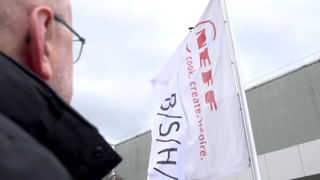 Martin Böckle vor dem NEFF-Werk in Bretten. Über 46 Jahre war er dort angestellt.