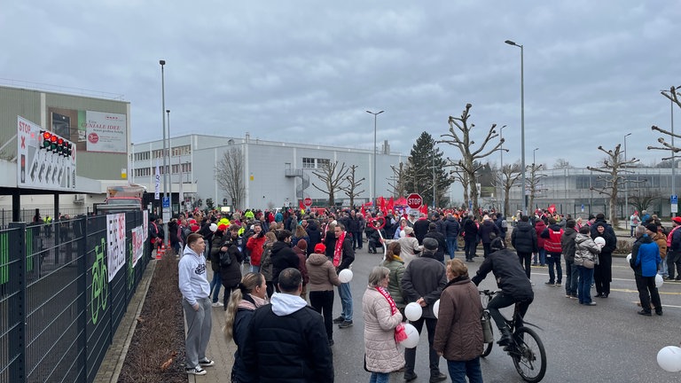 Menschen mit Plakaten bei einer Protestaktion am NEFF-Werk in Bretten.