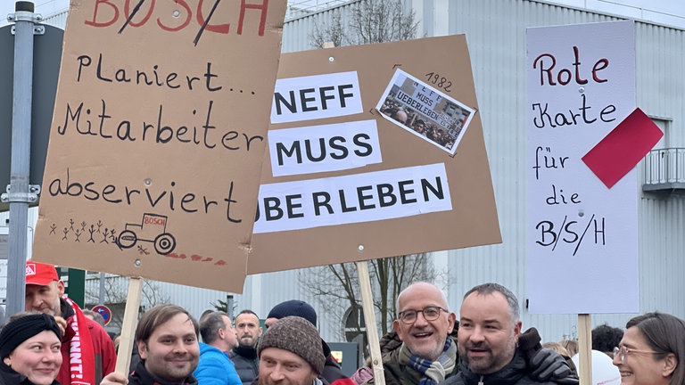 Menschen mit Plakaten bei einer Protestaktion am NEFF-Werk in Bretten.