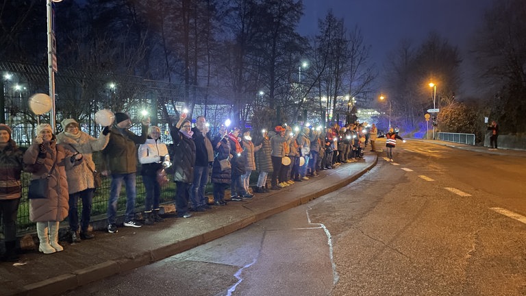 Menschen mit Lichtern in der Hand bei einer Protestaktion in Bretten.