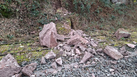 Felsbrocken an den Bahngleisen bei Calw. 