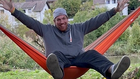 Daniel Meinold sitzt in einer Hängematte. Nachdem er fast 250 Kilo abgenommen hat, konnte er sie wieder nutzen.