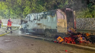 Kleintransporter brennt auf A5